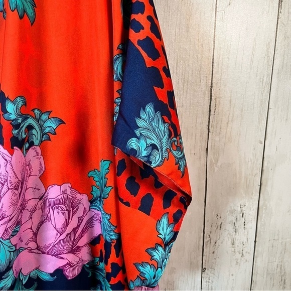 Reversible flowy blouse. Red, blue , pink and green top - Picture 2 of 7